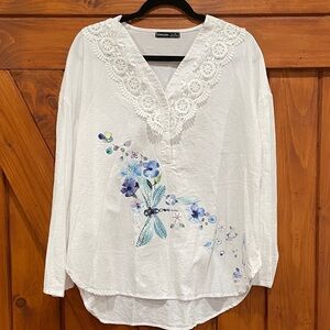 NORACORA White Top with Blue Floral Design Sz XL
